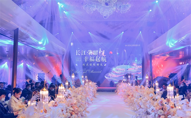 船于江中行，人在畫中游，是沉浸式郵輪婚禮給的浪漫